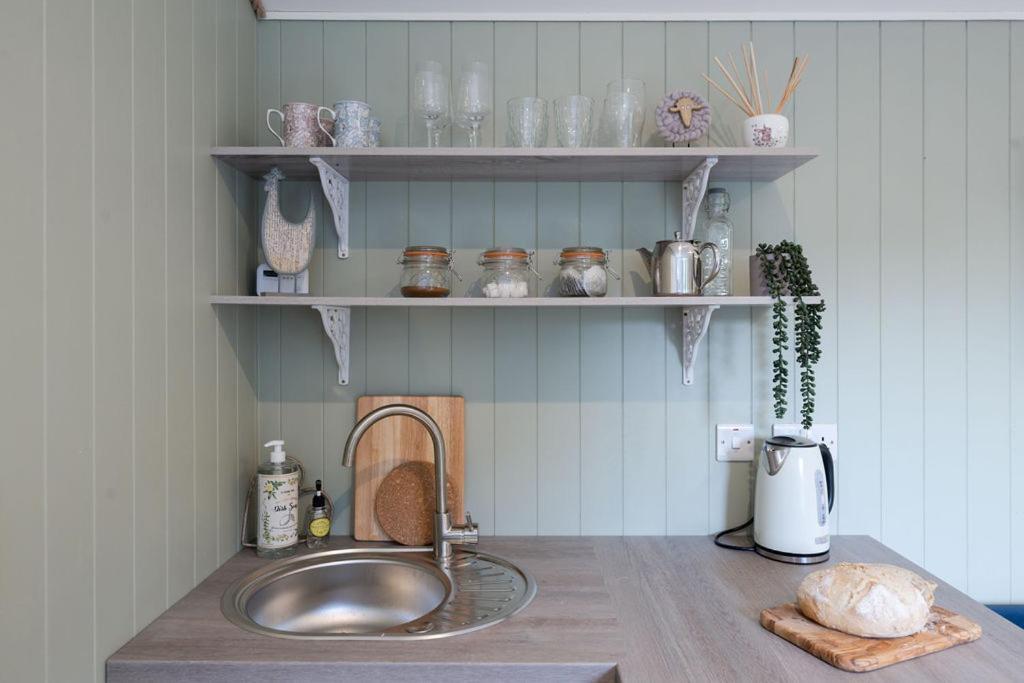 Barfield Shepherds Hut แมกเฮอราเฟลท์ ภายนอก รูปภาพ